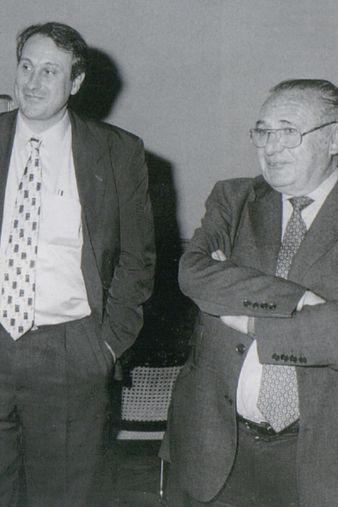 1997 Salvador Alsius i Josep Pernau, degans del Col·legi de Periodistes de Catalunya, en l'acte de transferència del càrrec. Foto_ Francesc Farriols
