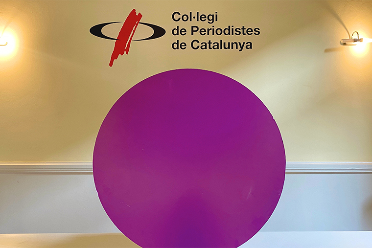 Al-costat-de-les-dones-periodistes-en-marxa-el-punt-lila