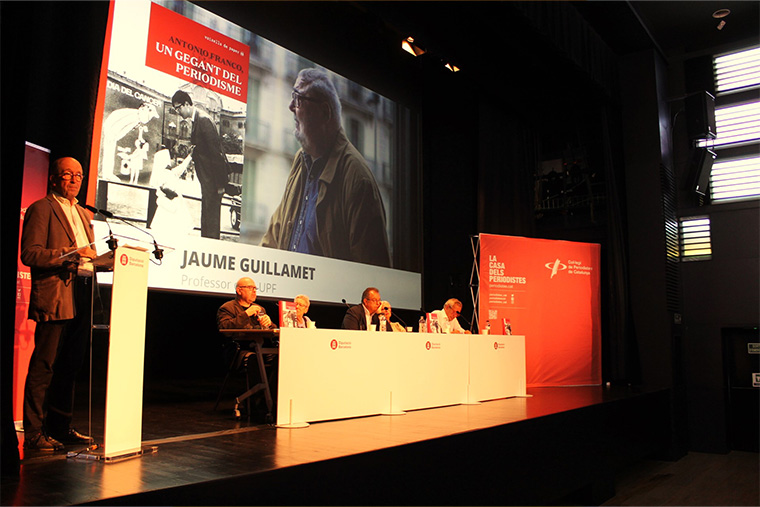 “Antonio-Franco--un-gegant-del-periodisme”-s’afegeix-a-la-recuperada-col·lecció-de-llibres-“Vaixells-de-paper”