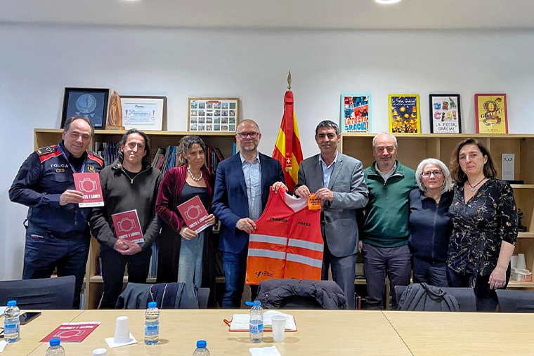 Nous-braçals-i-armilles-per-als-periodistes